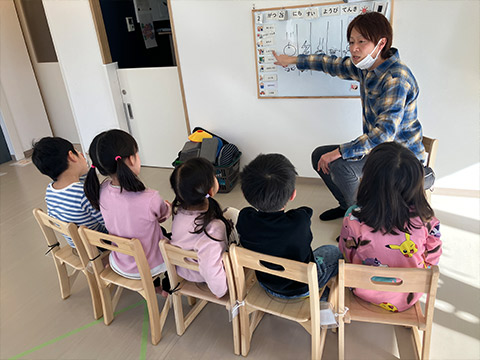 集団で座って過ごす時間